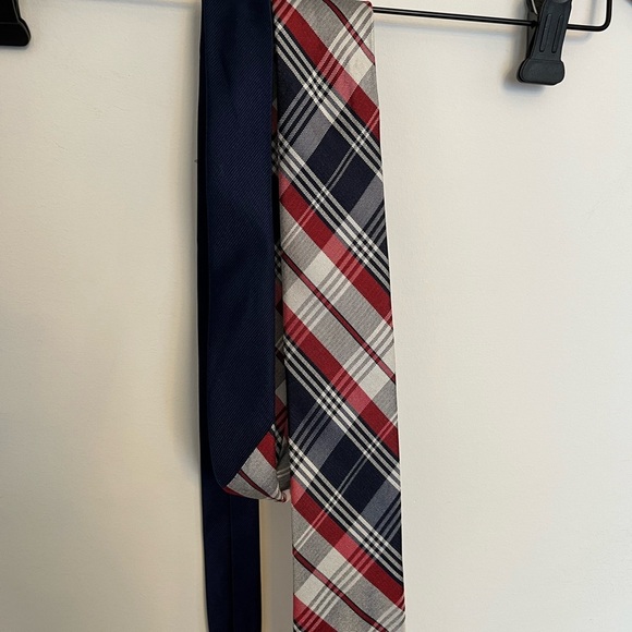 Tommy Hilfiger Plaid Red and Navy 100% silk Tie - Picture 5 of 6